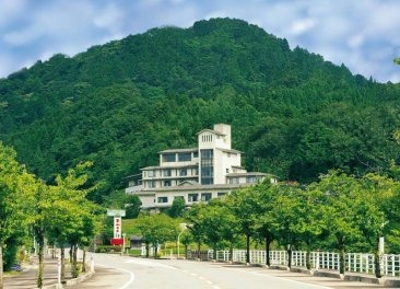 緑の山々に抱かれた華山温泉