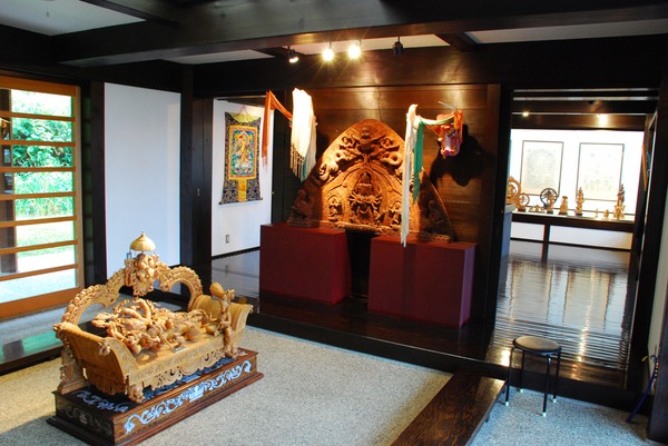 神聖な空気ただよう瞑想の館館内