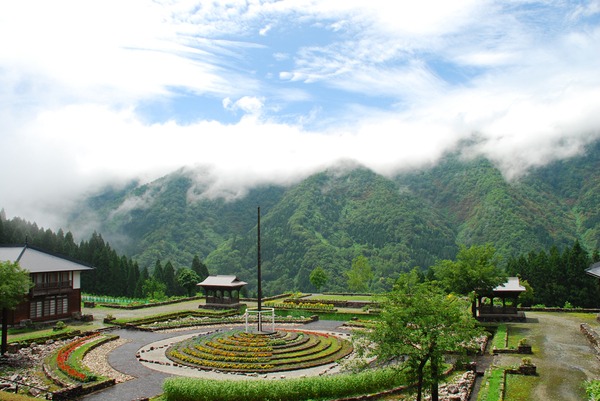 郷の中心にある庭園「花曼荼羅」