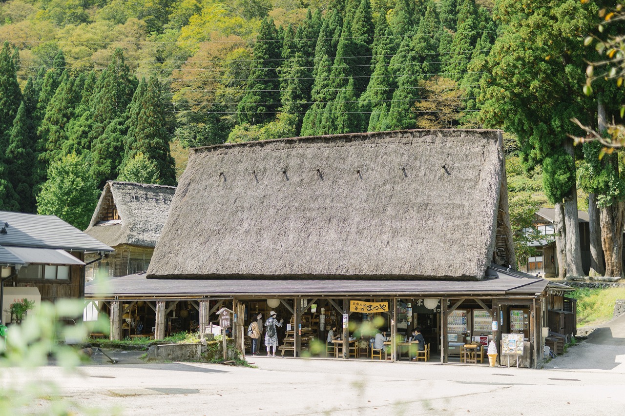 合掌造りの「まつや」はいつも観光客でいっぱい