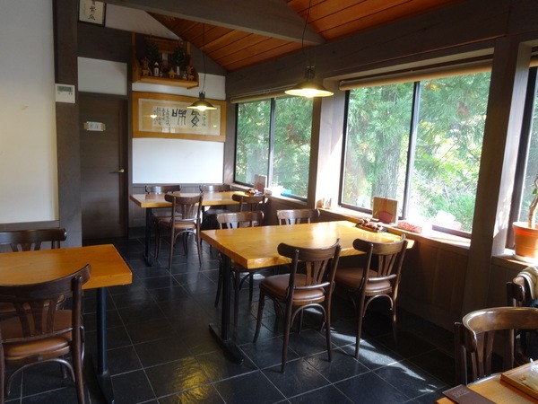 庄川沿いで店内からの景色は最高