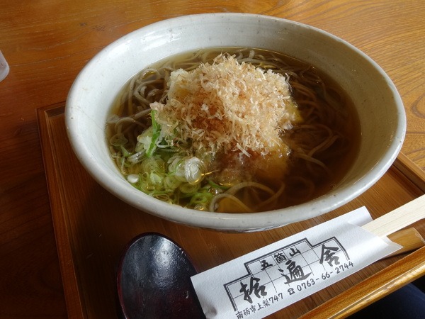 人気のとうふ揚げ出しそば