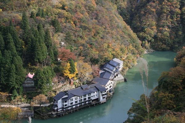 船でしか行けない秘湯の温泉宿