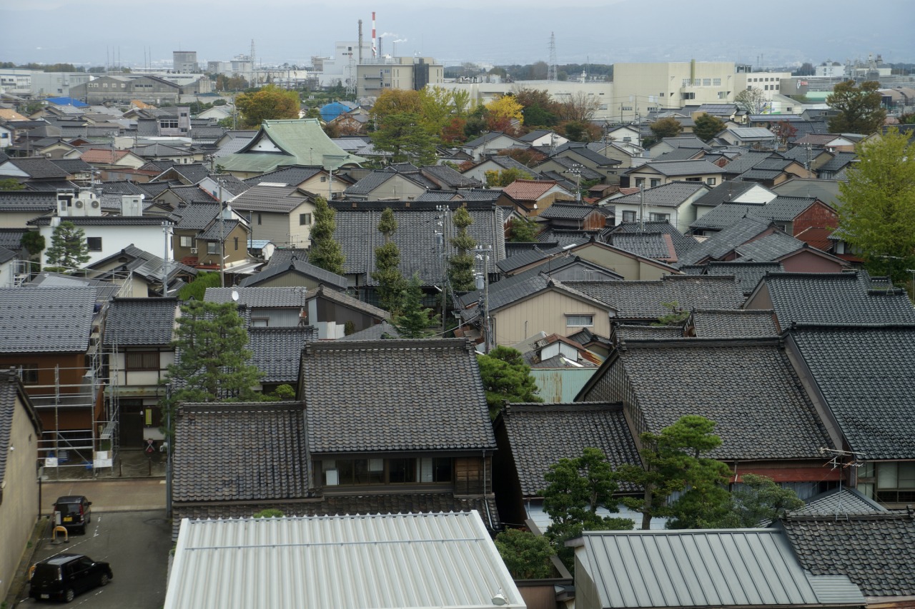 富山港展望台から眺めた岩瀬浜の町並み