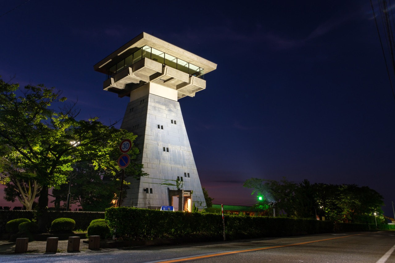 すっくと立つ展望台は常夜燈がモデル