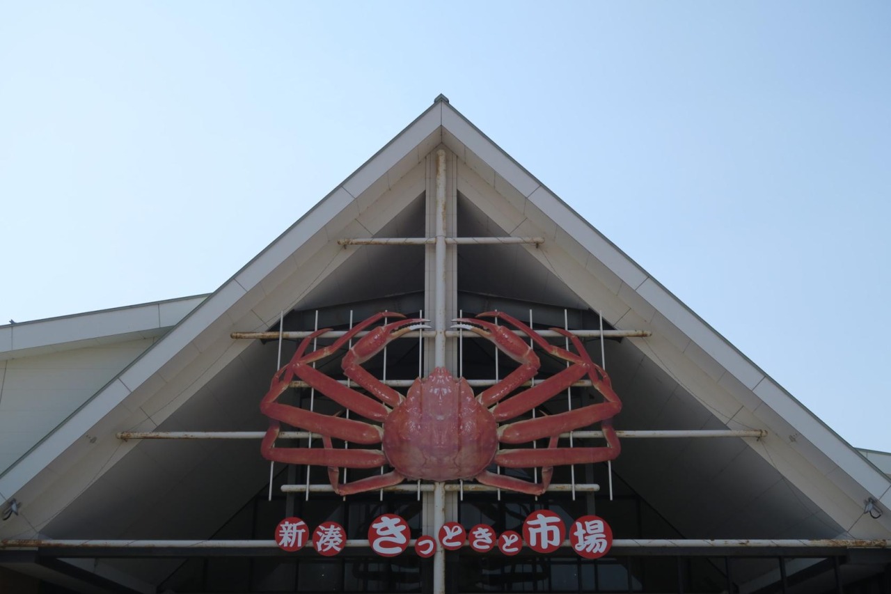 大きな赤いカニが目印です