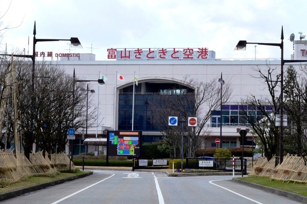 富山市街地からも近い便利な空港