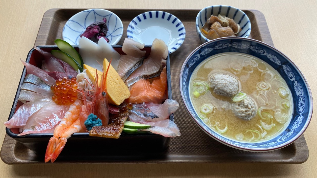 ひみ岸壁市場でお食事はいかがでしょうか？