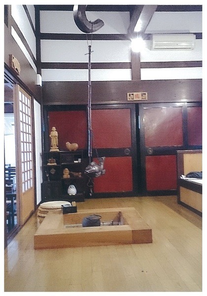 いろりを残した伝統的な部屋