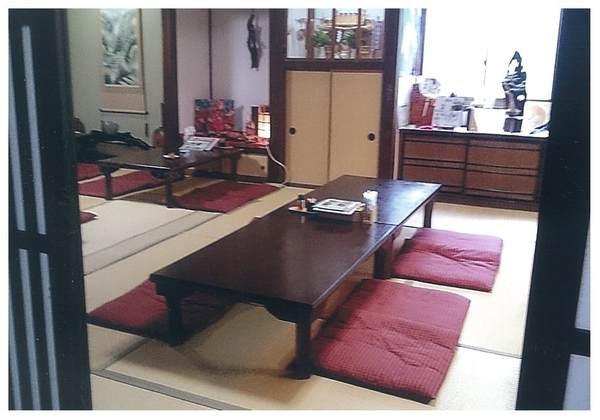 親戚の家の座敷に招かれたような趣のある店内