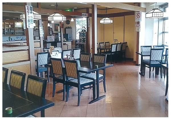 座敷席やカウンター席、テーブル席もある広い店内