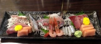 富山湾の新鮮な魚を使った旬の刺身盛り合わせ