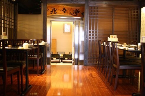 本格和食が堪能できる、高級感あふれる和の空間