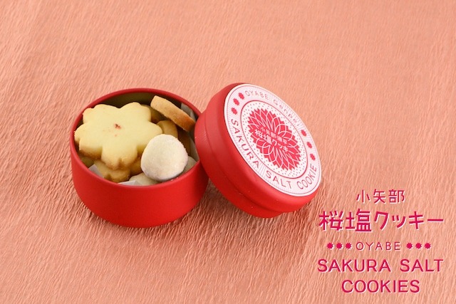 お店自慢の「桜塩クッキー」は