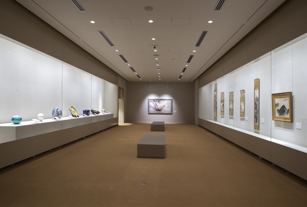 絵画・陶磁器なども展示