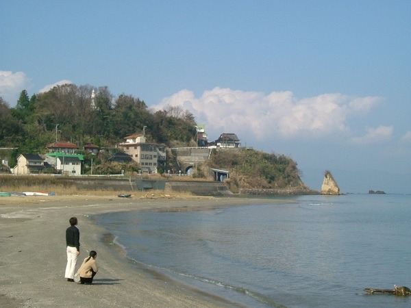 海岸から灯台を臨む