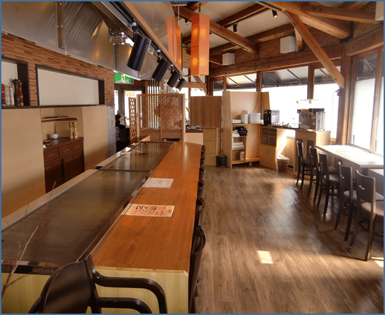 開放感ある店内（カウンター8席、4名テーブル2台、3名テーブル1台）