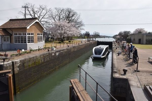 水位の低い方へ移動