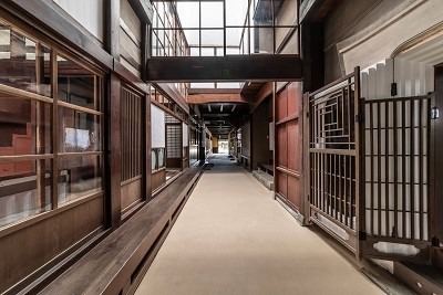 トオリニワ