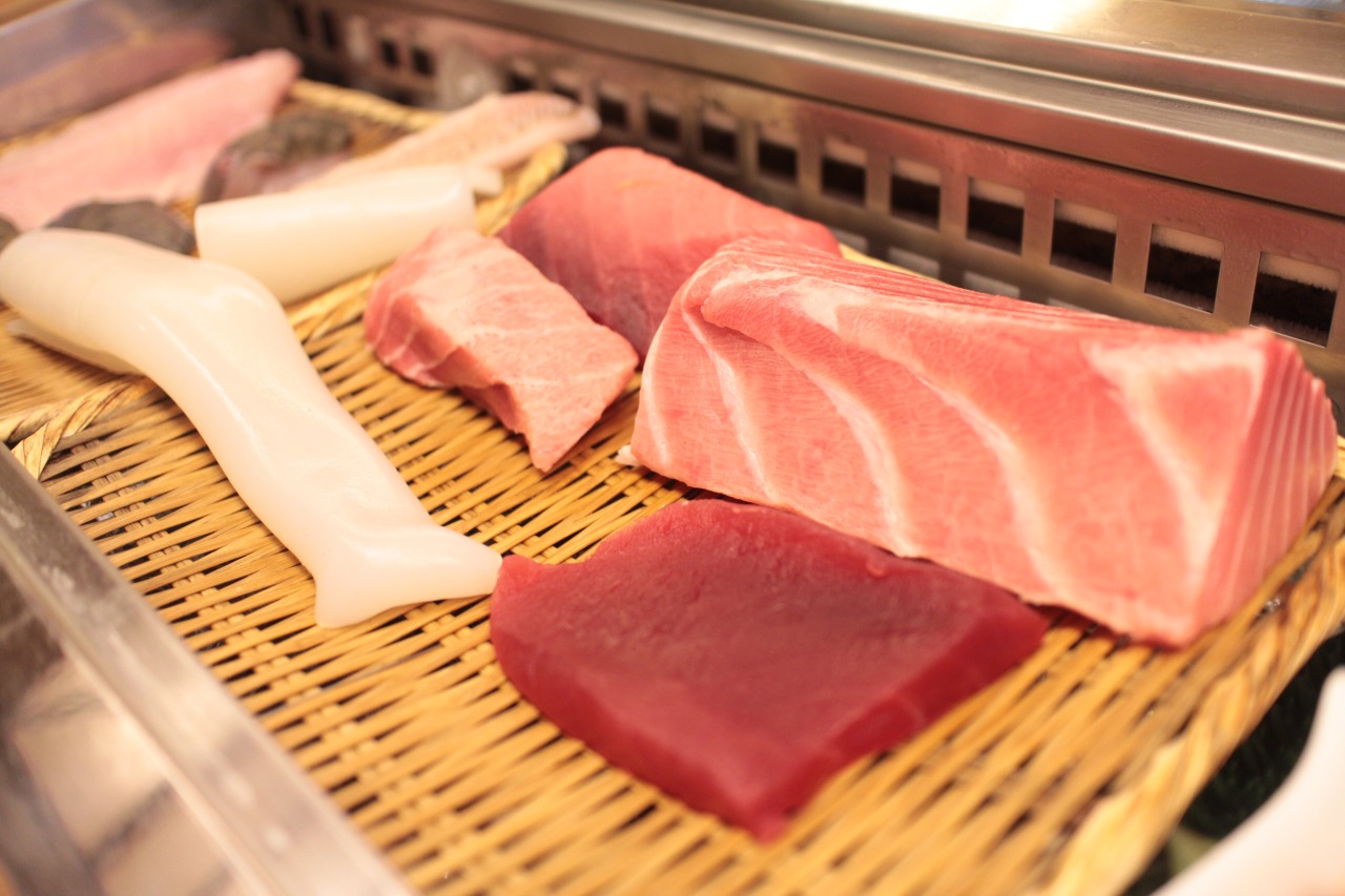 カウンターの目の前に新鮮な魚介が並びます。