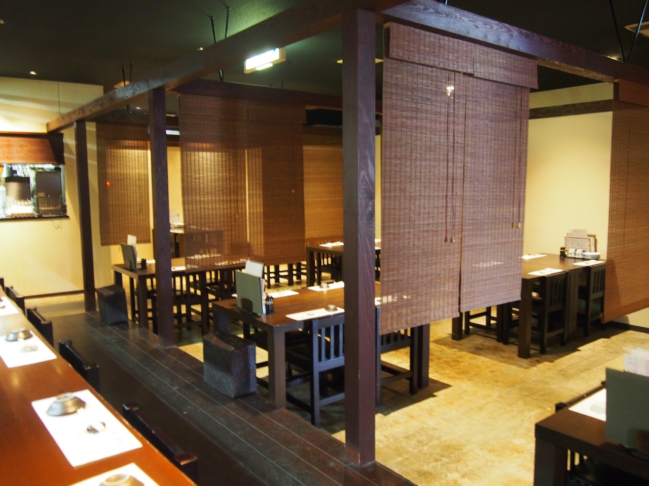 広々とした店内で団体利用もできます。