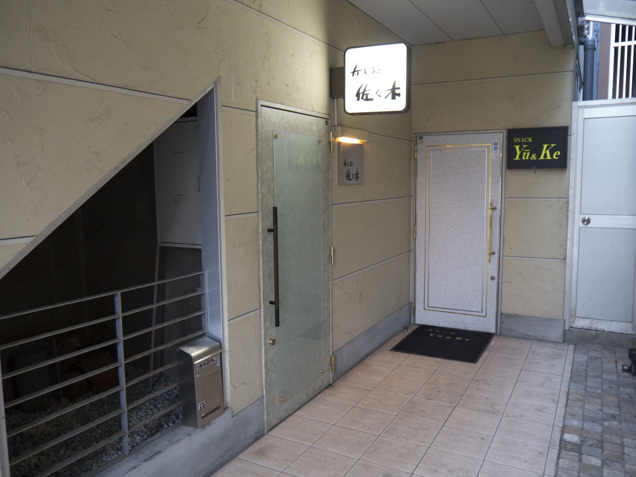 まさに隠れ家のような店構えです。