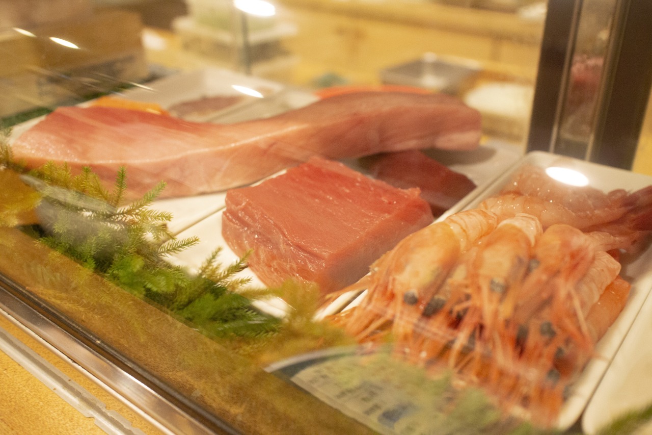 カウンターから眺める新鮮なネタが食欲をそそります。