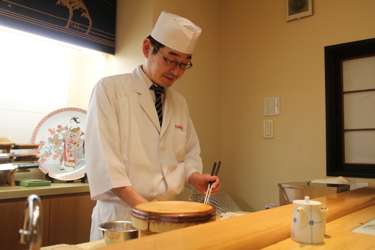 カウンターでは店主の横嶋さんの仕事を眺められます