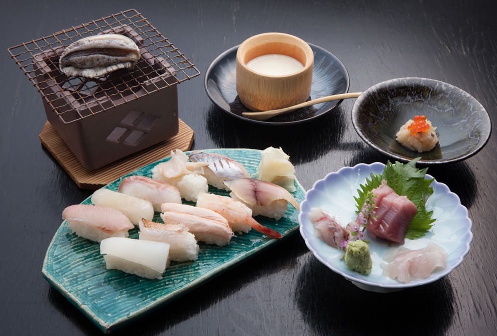地元の新鮮な魚介を味わえる多彩な寿司です。