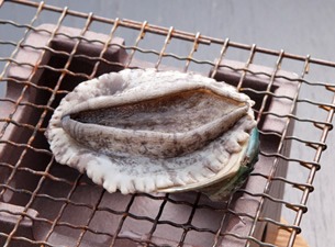 「入善深層水アワビの網焼き」。