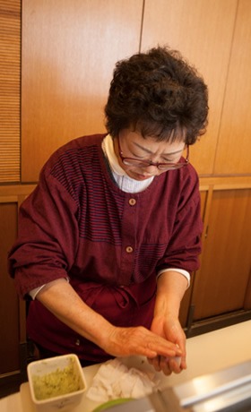 気さくな女将が出迎えてくれる、温かな雰囲気の空間です。