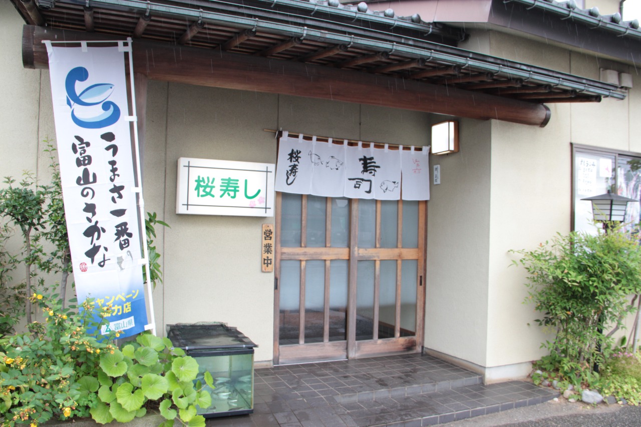 県道57号線沿いの立ち寄りやすい立地です。