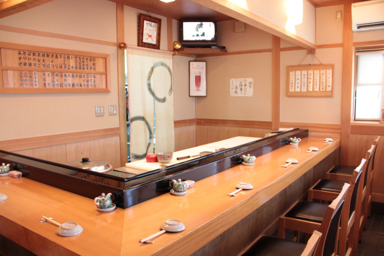 こじんまりとして居心地がいい店内です。