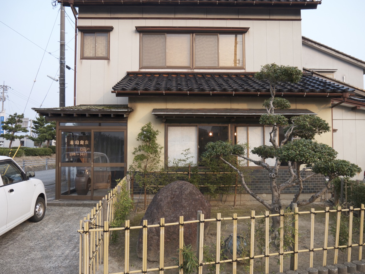 お店の外には余裕の駐車スペースも。