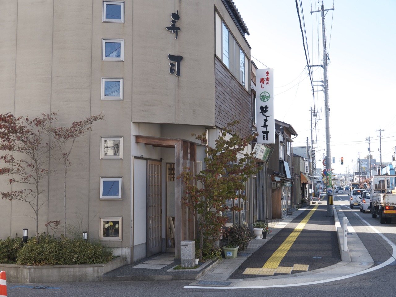 カウンター席そばには小上がり席も。