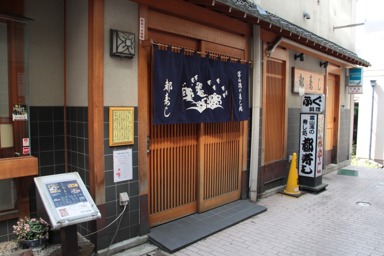 駅横ホテル正面に見える小路の飲食街に。