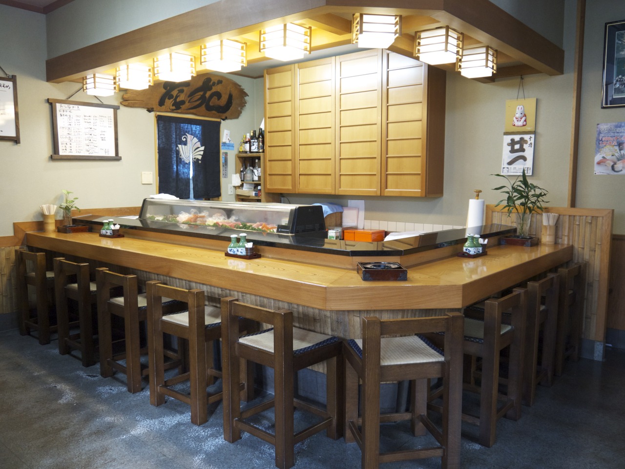 職人を囲むカウンターは特等席。