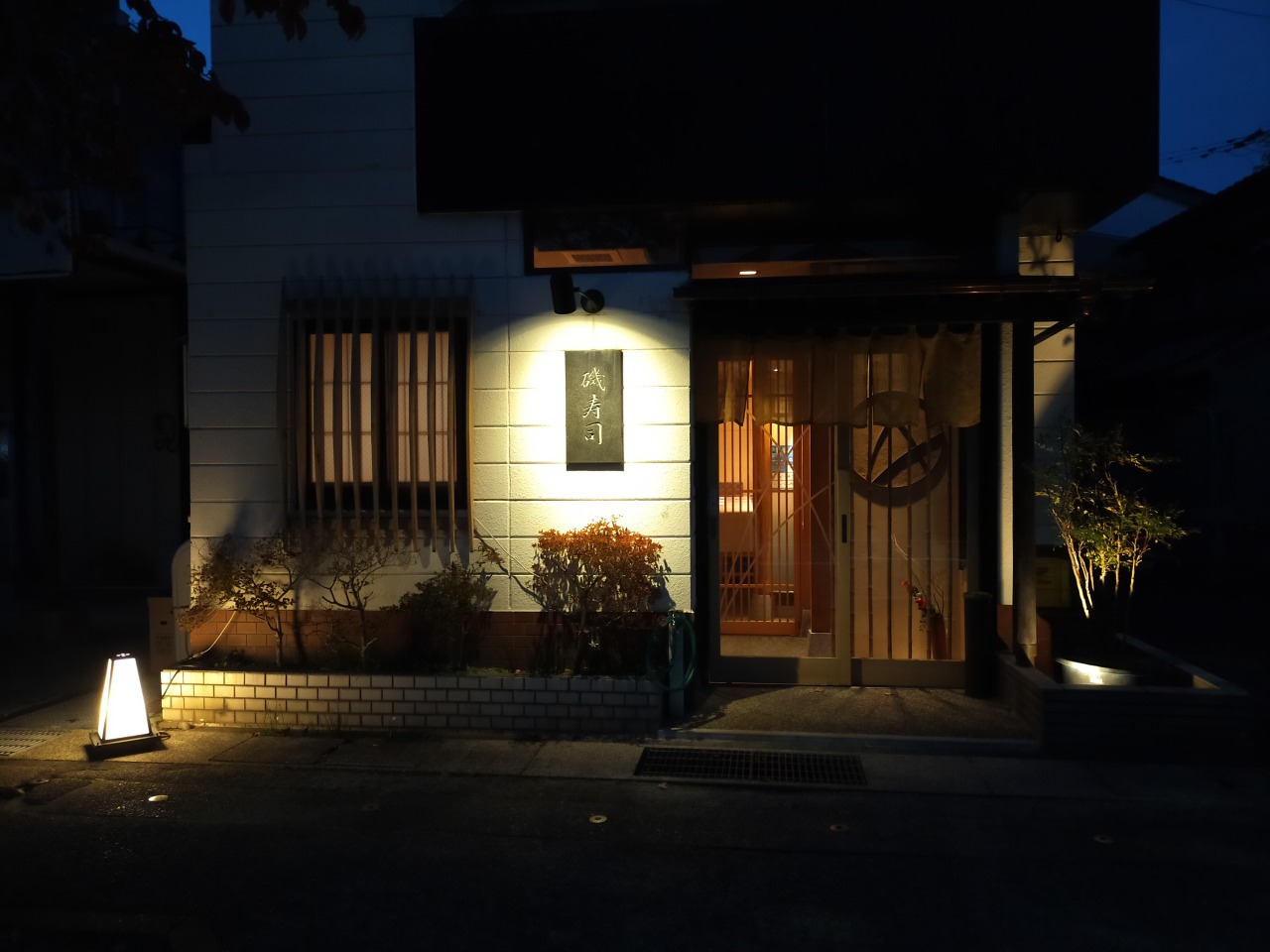 お店はモダンで落ち着いた雰囲気です。
