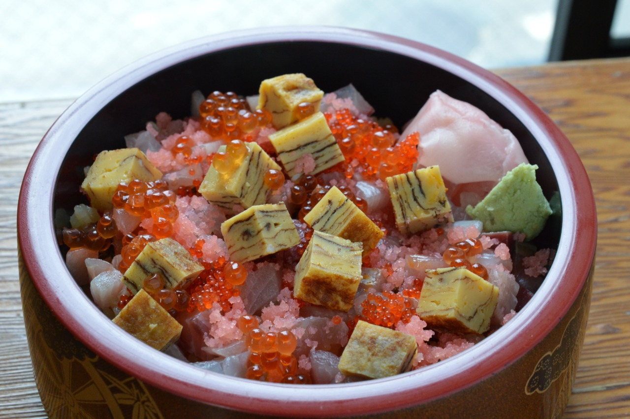 ランチタイムのみの人気メニュー「ばらちらし」（1,000円）。