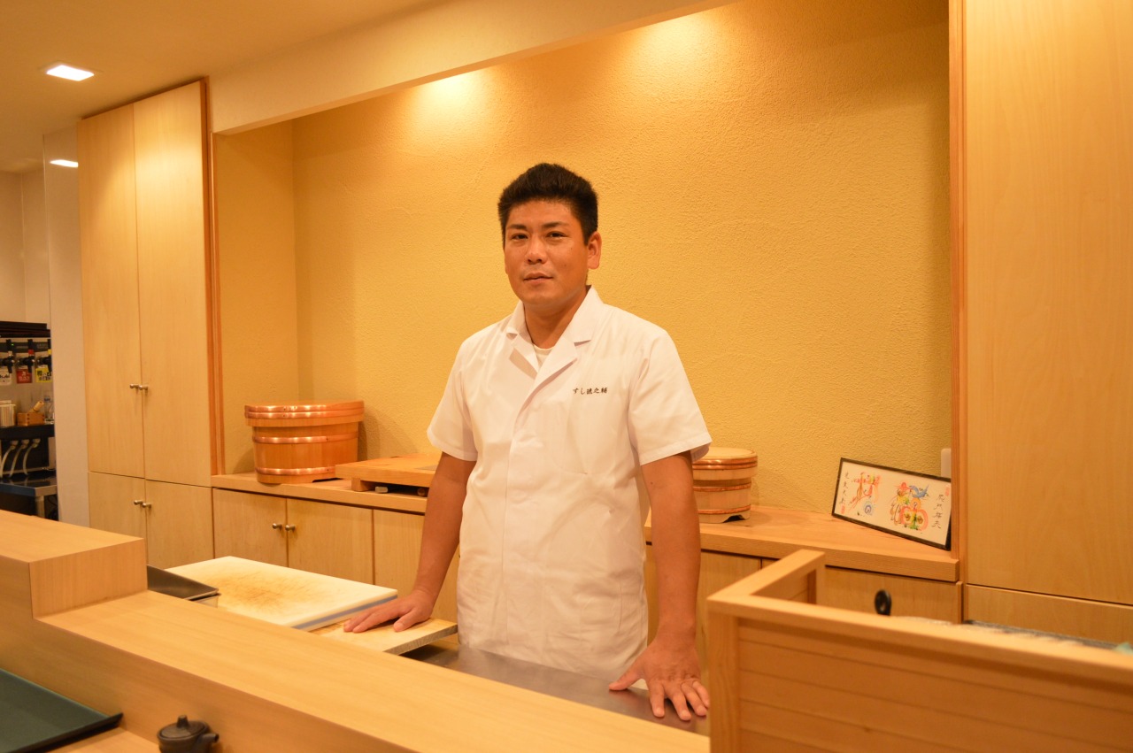 カウンターでは、店主の丁寧な仕事を眺められます。