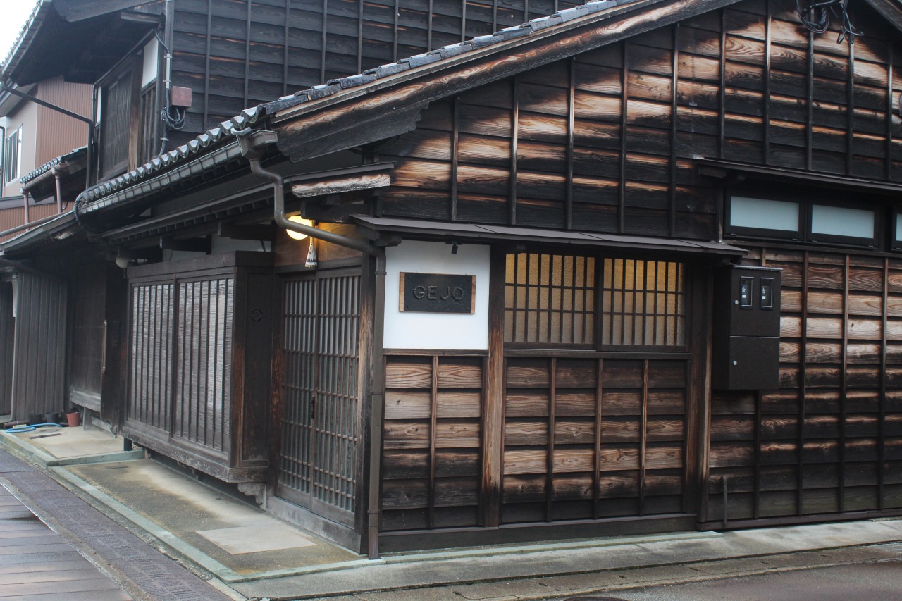 レトロな街並みに馴染む、風情ある外観です。