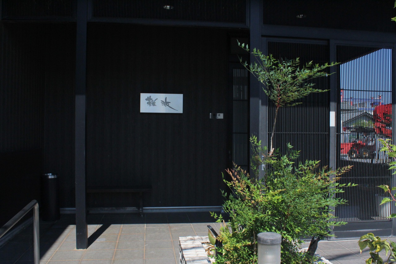 看板も大きく出さず、ひっそりと佇む名店です。