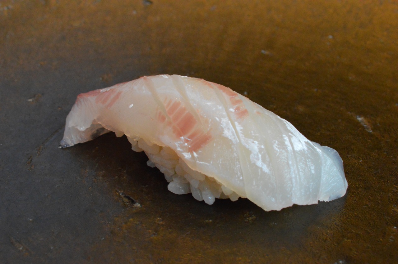 甘みとさっぱりとした味わいの氷見産タイ。