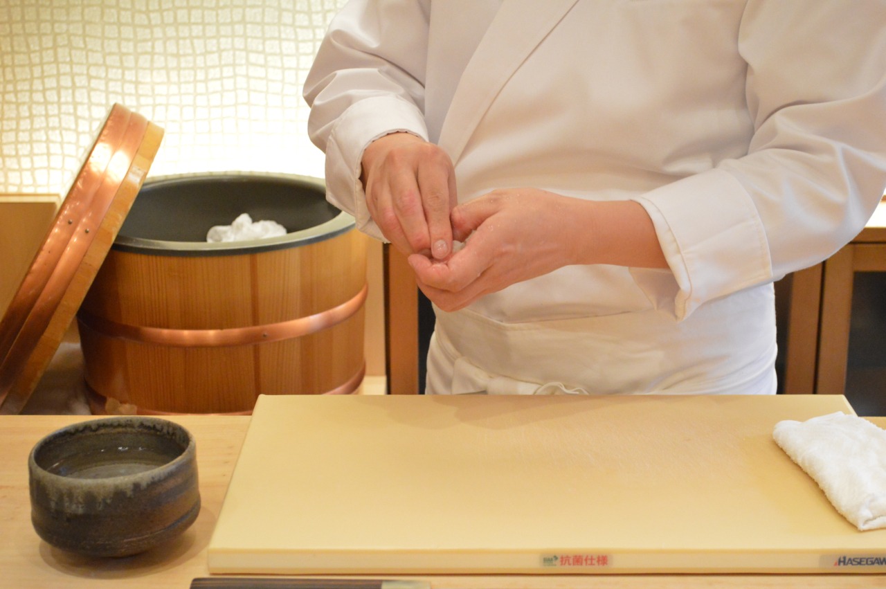 店主の領毛さんが、見た目にも美しい鮨を握ります。