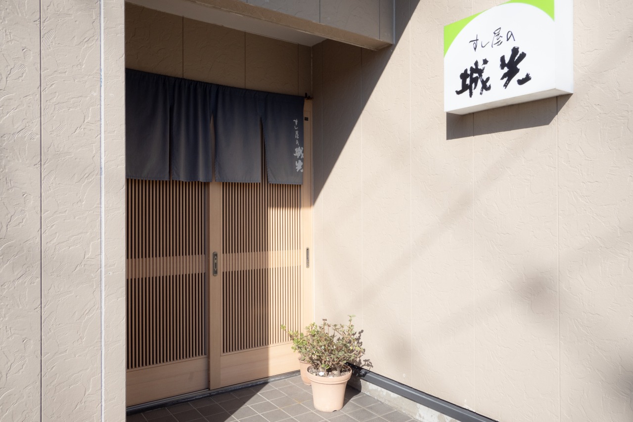 店舗横には余裕の駐車スペース。
