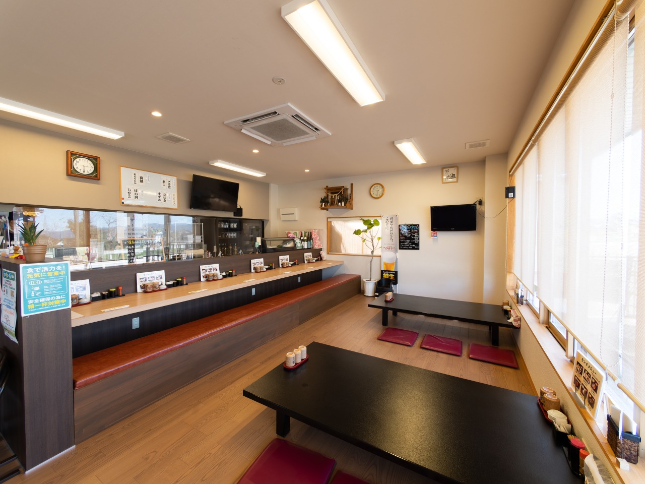 靴を脱いで上がる開放的な店内。
