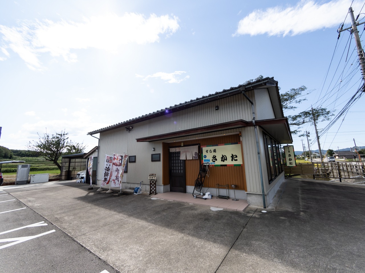 砺波と小矢部を結ぶ国道359号線沿いに。