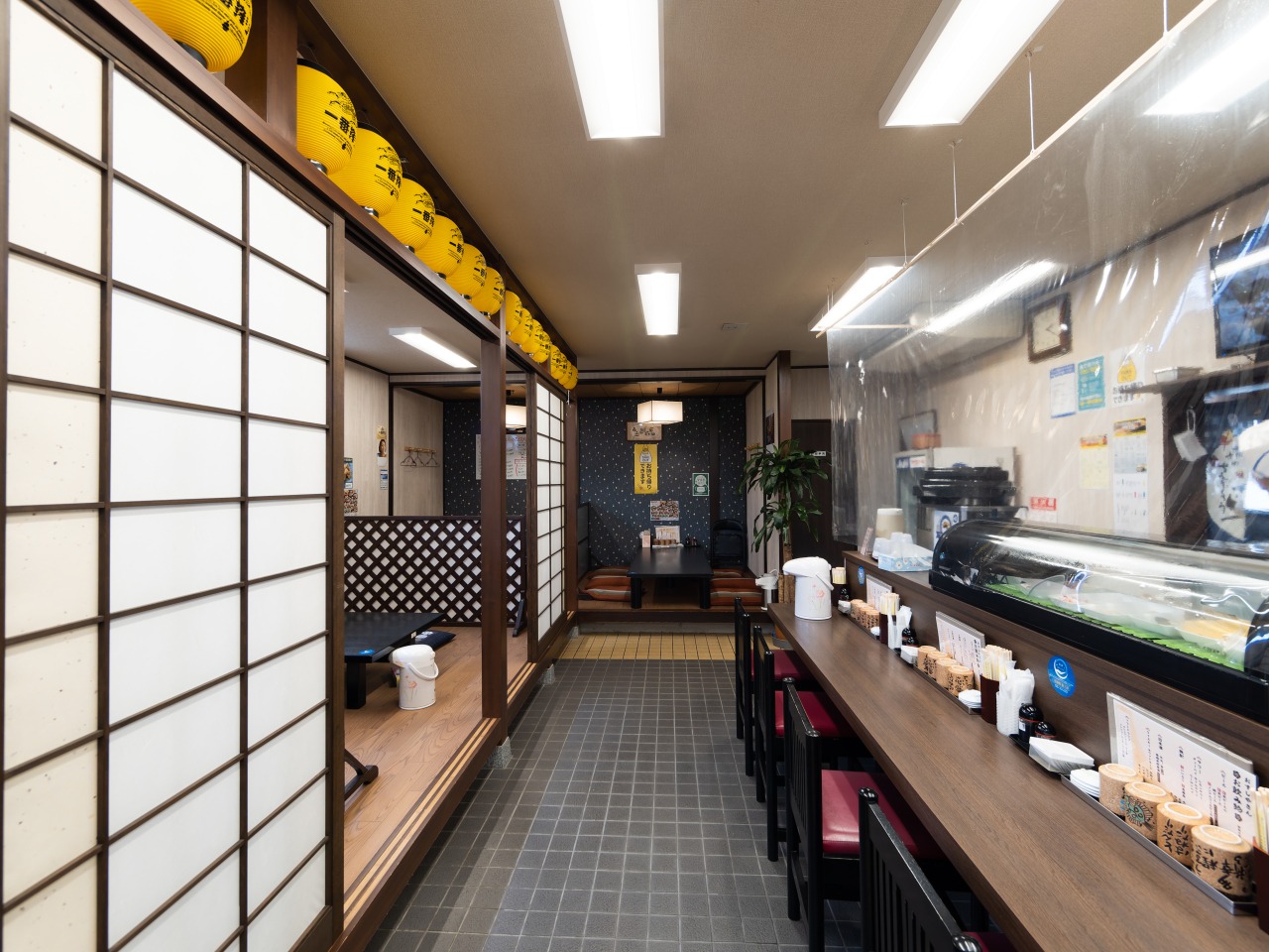 カウンターの他はゆとりの小上がり座敷
