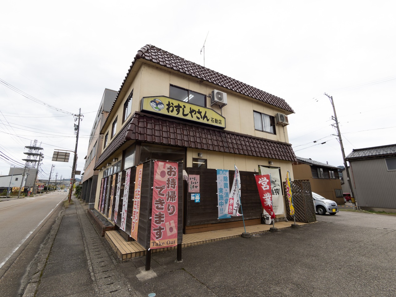 石動駅南口から徒歩圏内に。