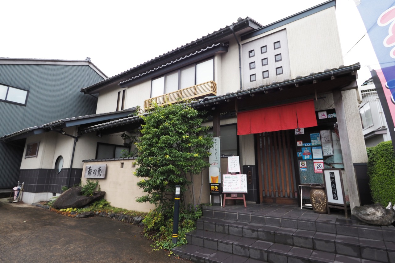 1階には中座敷、2階には宴会場も。